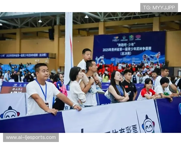 李足球梦:从少年到巨星的奋斗历程与球场荣耀 李足球梦:从少年到巨星的奋斗历程与球场荣耀